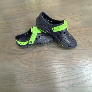 Dawgs kids golf Shoes. Size 2